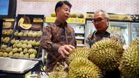 Presiden Direktur Aeon Indonesia Takahiro Osugi memilih durian. (Foto: Istimewa)