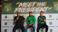 Bejo Sugiantoro secara resmi diperkenalkan sebagai pelatih Persebaya U-19. (Bola.com/Aditya Wany)