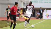 Pemain PSM Makassar, Adilson Gancho Da Silva menguasai bola saat menghadapi Persikabo 1973 pada laga pekan ke-3 BRI Liga 1 2023/2024 di Stadion Pakansari, Cibinong, Bogor, Jumat (14/7/2023). (Bola.com/Abdul Aziz)