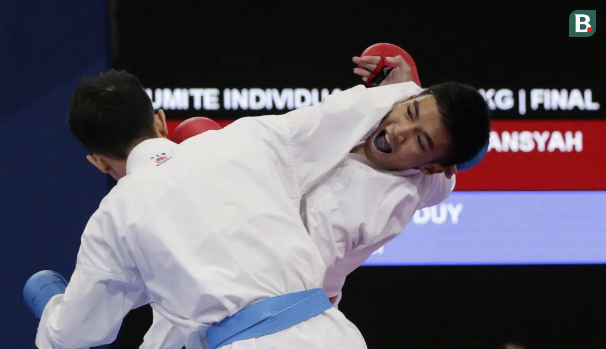 Karateka Indonesia, Rifki Ardiansyah, saat melawan karateka Vietnam, Nguyen Tahnh Duy, pada final kumite -60 kg putra SEA Games 2019 di World Trade Center, Manila, Minggu (8/12). Rifky meraih perak setelah kalah 1-2. (Bola.com/M Iqbal Ichsan)