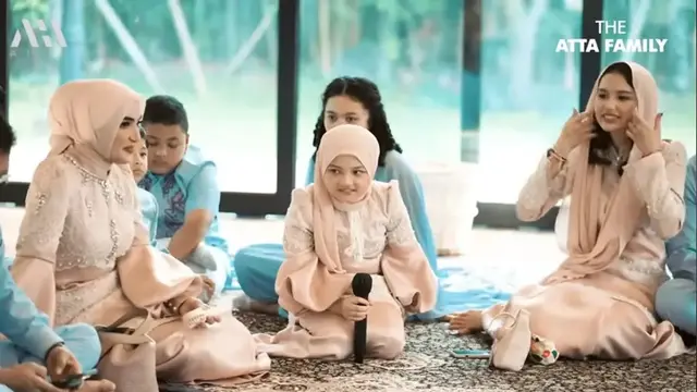 Sarah Menzel Pakai Hijab