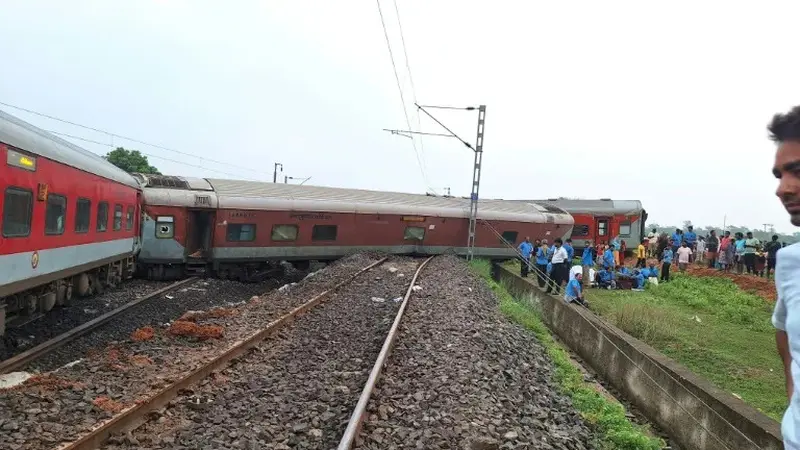 Kereta penumpang India Howrah-Mumbai Express tergelincir dan beberapa gerbongnya terbalik pada hari Selasa (30 Juli 2024)  di dekat Jamshedpur, negara bagian Jharkhand di India timur.(AFP/Somnath Sen)