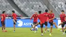 Sebelum latihan, pemain timnas Jepang melakukan sesi peregangan dan pemanasan. (Liputan6.com/Angga Yuniar)
