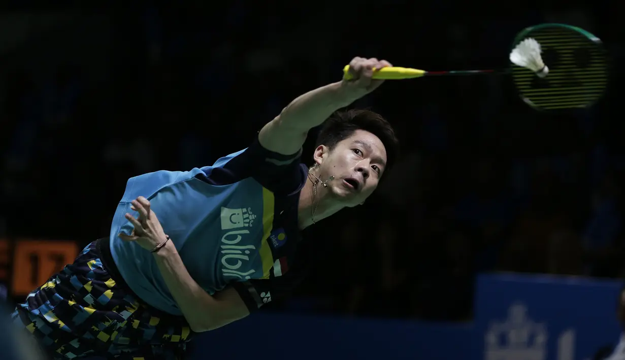 Ganda putra Indonesia, Marcus Gideon / Kevin Sanjaya, mengembalikan kok saat melawan Ou Xuan Yi / Zhang Nan pada Indonesia Open 2019 di Istora Senayan, Jumat (19/7). Marcus / Kevin menang 21-12 dan 21-16. (Bola.com/Yoppy Renato)