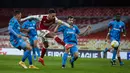 Pemain Arsenal Pierre-Emerick Aubameyang menendang bola saat melawan Olympiacos pada pertandingan leg kedua babak 16 besar Liga Europa di Emirates Stadium, London, Kamis (18/3/2021). Olympiacos menang 1-0. (AP Photo/Matt Dunham)