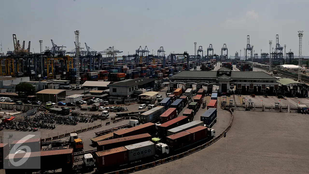 20150728-Truk Peti Kemas Tertahan di Gerbang JICT-Jakarta