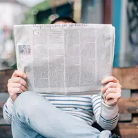 Ilustrasi membaca koran, berita. (Photo by Roman Kraft on Unsplash)