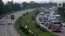<p>Sejumlah kendaraan melintas di Jalan Tol Cikopo - Palimanan, Jawa Barat, Rabu (27/4/2022). Memasuki H-5 Lebaran, volume kendaraan di Jalan Tol Cikopo - Palimanan mengalami peningkatan signifikan yang mengakibatkan kemacetan pada sejumlah ruas jalan utama tol karena antrean kendaraan yang akan masuk rest area. (Liputan6.com/Herman Zakharia)</p>
