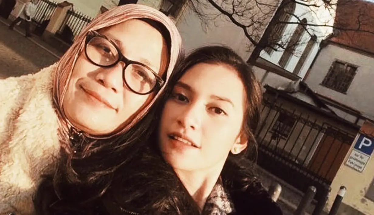 Pemeran Maryam di film Si Manis Jembatan Ancol ini pernah menulis pesan menyentuh untuk sang ibunda ketika merayakan Hari Ibu. (Liputan6.com/IG/@indahpermatas)