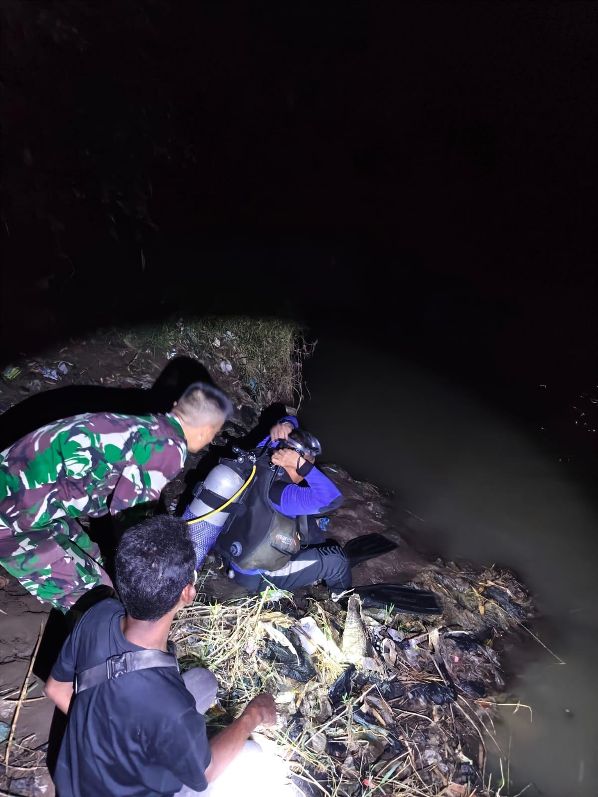 Aksi TNI AL dan Tim SAR Gabungan Evakuasi Korban Tenggelam di Sungai Cisanggarung