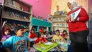 Anak-anak mengikuti kegiatan belajar Bahasa Inggris di Ruang Publik Terpadu Ramah Anak (RPTRA) Malinjo di Kelurahan Pejaten Barat, Pasar Minggu, Jakarta Selatan, Selasa (10/9/2024). (merdeka.com/Arie Basuki)