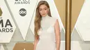 Gigi Hadid berpose di karpet merah saat menghadiri CMA Awards tahunan ke-53 di Bridgestone Arena di Nashville, Tennessee (13/11/2019). Gigi mengenakan gaun off-white ribbed yang menjangkau dari tepat di bawah dagunya ke alas kakinya.  (Jason Kempin/Getty Images/AFP)