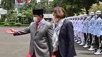 Menteri Pertahanan Prabowo Subiakto (kiri) menerima kunjungan Menteri Angkatan Bersenjata Prancis Florence Parly di Kementerian Pertahanan di Jakarta, Kamis (10/2/2022). Prabowo dan Parly melakukan pertemuan bilateral. (AFP/Adek Berry)
