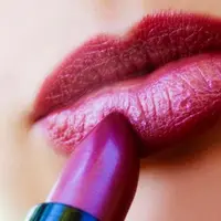 Lipstik warna merah dapat memberikan tampilan yang sangat seksi, namun memakainya “dengan tepat” membutuhkan sedikit keterampilan.