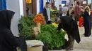 Warga membeli sayuran untuk persiapan menyambut datangnya bulan Ramadan di Ibu Kota Tripoli, Libya, 1 Mei 2019. Kendati tertekan lantaran dibayang-bayangi oleh pertempuran antara pasukan pemerintah dengan pemberontak, warga Tripoli tetap antusias menyambut Ramadan. (MAHMUD TURKIA/AFP)