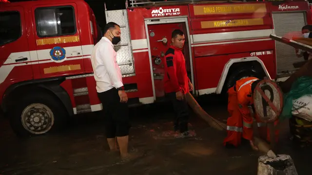 Eri Cahyadi memastikan penyedotan air banjir dilakukan cepat agar air tidak lama menggenang. (Dian Kurniawan/Liputan6.com)