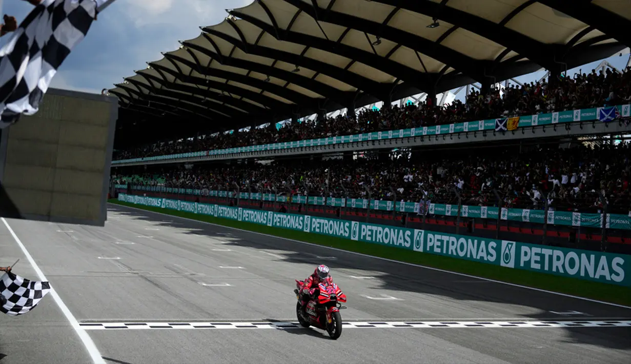 Memasuki lap ke-10, Francesco Bagnaia memperlebar keunggulannya dari Jorge Martin dengan 1,111 detik. Marin masih berusaha mengejar posisi tiga meski semakin jauh dari Bagnaia. (AP Photo/Vincent Thian)