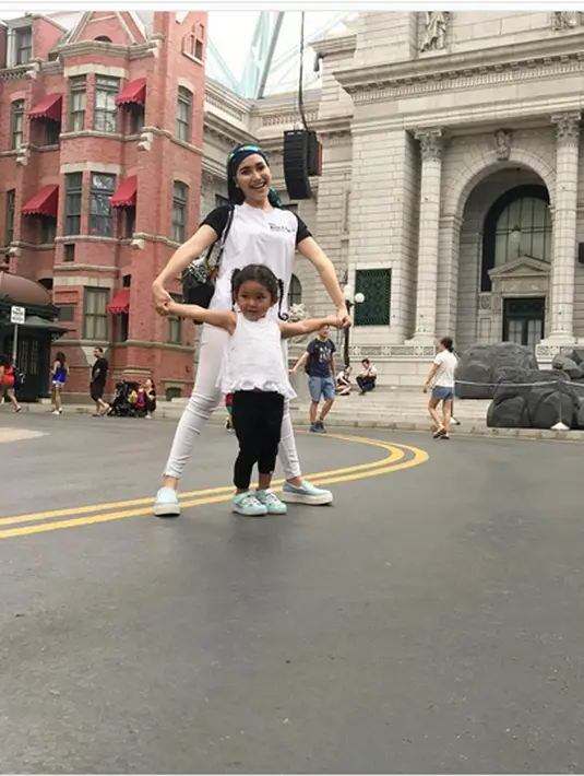 Sesama penyanyi dangdut, janda satu anak itu juga tidak merasa tersaingi. Ia juga mengaku santai meski banyak pendatang baru yang terus bermunculan termasuk Via Vallen. (Instagram/ayutingting92)