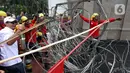 Aksi unjuk rasa yang digelar oleh massa gabungan di depan Gedung DPR, Senayan, Jakarta, Selasa (14/3/2023). Adapun keberadaan massa buruh yang berdemodengan mengenakan baju bewarna merah itu mengakibatkan kemacetan di wilayah sekitar gedung DPR RI. (Liputan6.com/Johan Tallo)