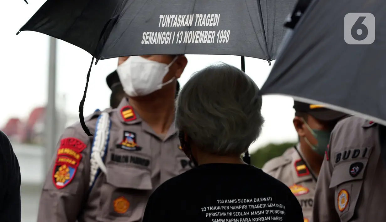 Aktivis dan keluarga serta korban pelanggaran HAM masa lalu melakukan Aksi Kamisan di depan Istana Negara, Kamis (25/11/2021). Sudah 706 kali, para korban dan keluarga menuntut tanggung jawab negara dalam menuntaskan kasus pelanggaran HAM berat di Indonesia. (Liputan6.com/Helmi Fithriansyah)