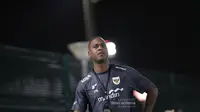 Patrick Kluivert sedang memantau para pemainnya yang sedang latihan jelang pertandingan Ronde 4 Kualifikasi Piala Dunia di Jedaah, Arab Saudi pada Sabtu (4/10/2025). (Dok. Timnas Indonesia)