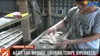 Sejauh ini perajin tempe masih bisa mensiasati kenaikan harga kedelai dengan mengurangi ukuran tempe.