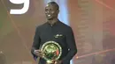 Penyerang Senegal Sadio Mane tersenyum setelah memenangkan penghargaan Pemain Pemain Terbaik Afrika 2019 selama CAF Awards di kota wisata Mesir, Hurghada (7/1/2020). Pemain Liverpool ini mengalahkan Mohamed Salah dan Riyad Mahrez. (AFP/Khaled Desouki)
