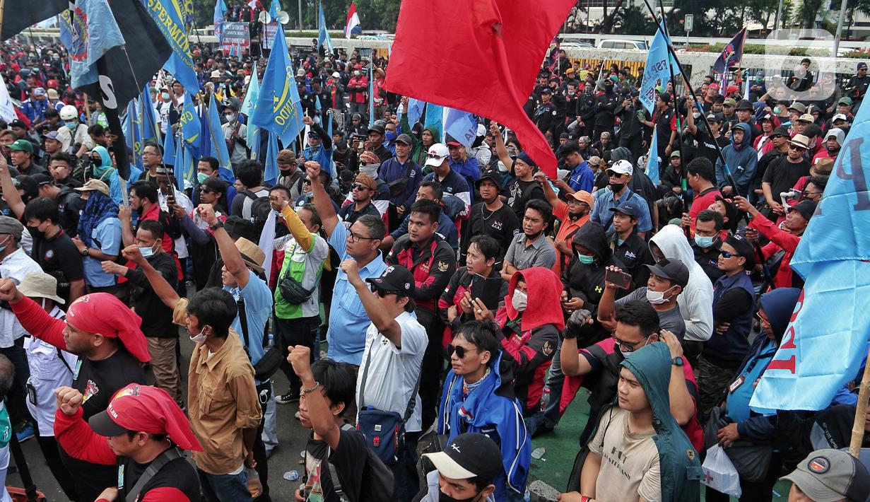 Sejumlah buruh melakukan unjuk rasa di depan Gedung DPR, Jakarta, Rabu (10/8/2022). Dalam aksi tersebut mereka menuntut agar pemerintah menghapus Omnibus Law. (Liputan6.com/Angga Yuniar)
