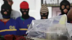 Pihak keluarga menunggu dengan cemas hasil Forensik dengan tes DNA kerangka