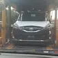 Toyota Sienta terbaru tengah diangkut truk. (istimewa)