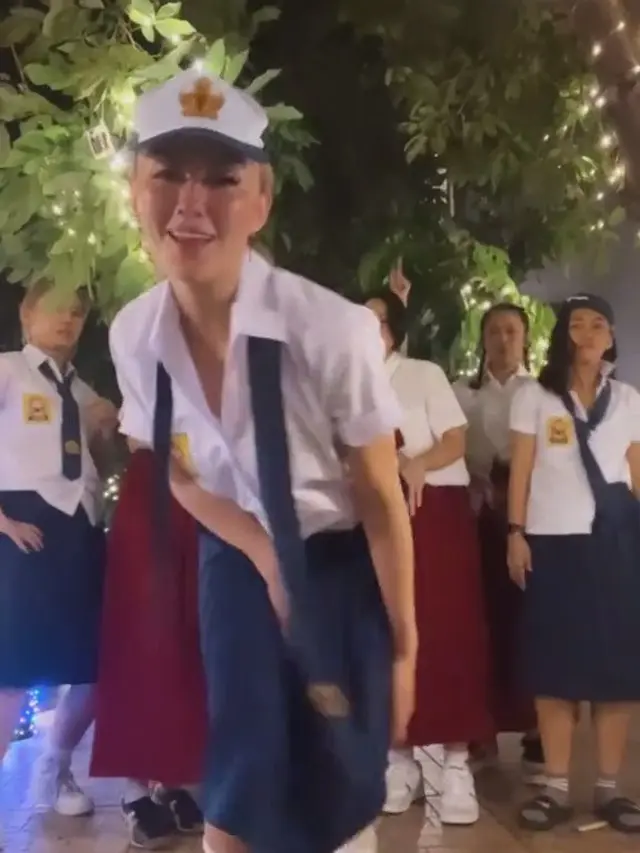 Agnez Mo dalam balutan seragam SMP. (Foto: tiktok/agnezmo)