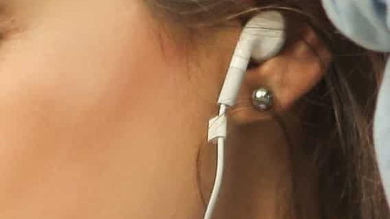 Dengarkan Musik dengan Earphone Setiap Malam Selama 2 Tahun, Telinga Perempuan ini Rusak Permanen