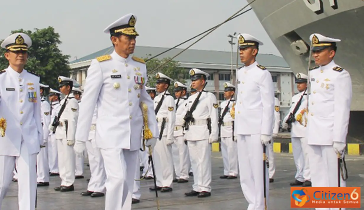 Citizen6, Jakarta: Kepala Staf Kaskolinlamil Laksamana Pertama TNI I.N.G.N Ary Atmaja, selaku Inspektur upacara, tengah memeriksa pasukan upacara di Lapangan Apel Mako kolinlamil, Tanjung Priok, Jakarta, Senin (10/9). (Pengirim: Dispenkolinlamil)