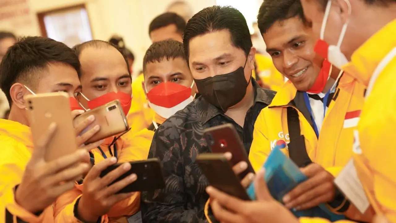 Menteri BUMN Erick Thohir melepas 285 PMI ke Korea Selatan (Korsel) bersama Kepala BP2MI Benny Rhamdani di Jakarta, Senin (6/6/2022).