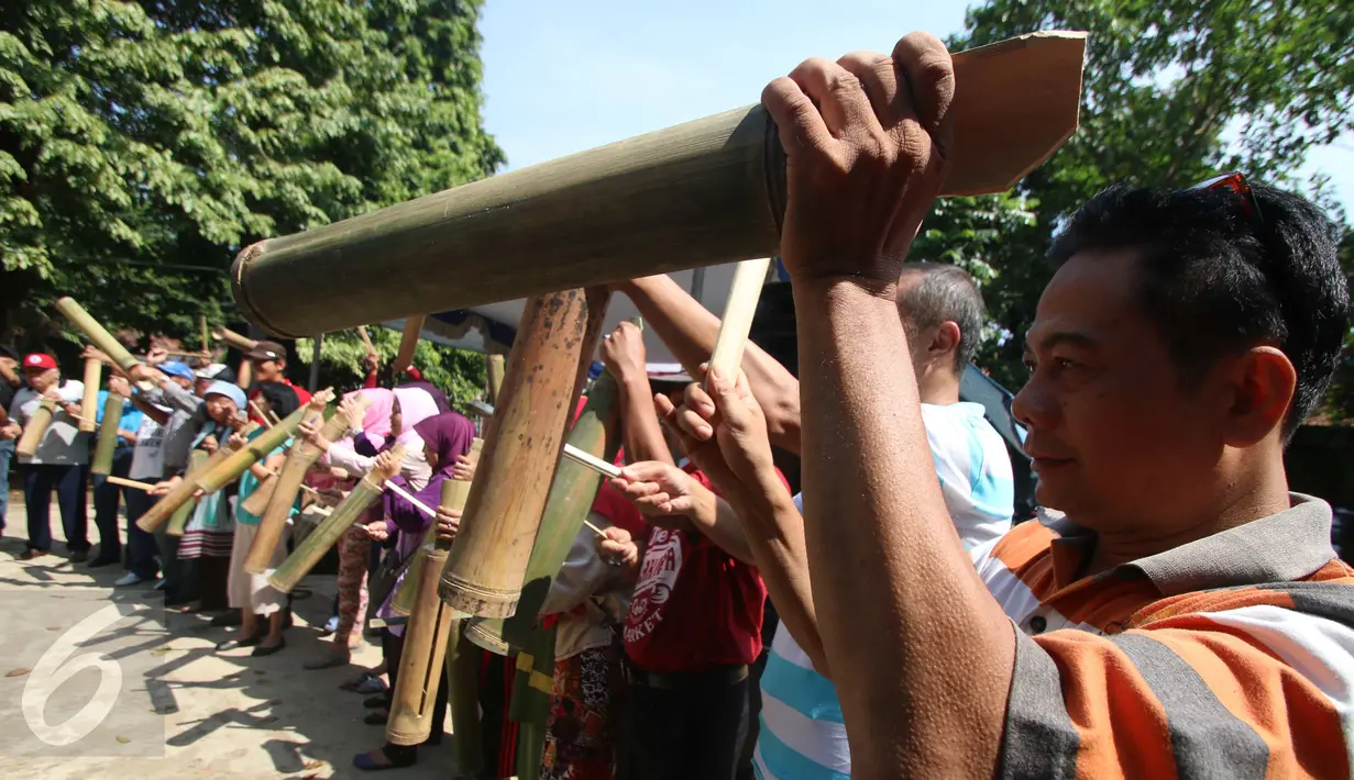 Aksi '1000 Kentongan Melawan Pengosongan Paksa' yang diikuti puluhan warga di Manggarai, Jakarta, Minggu (30/7). Mereka menolak digusur PT KAI dari rumah negara yang telah di huni lebih dari 30 tahun oleh pensiunan. (Liputan6.com/Angga Yuniar)
