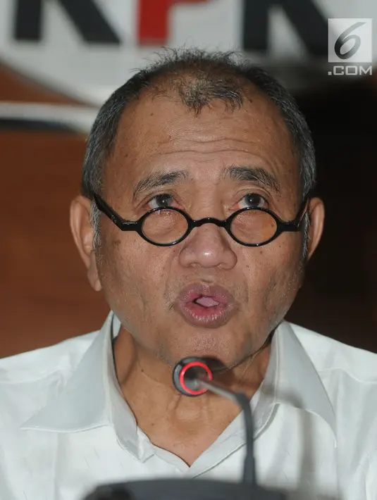 Ketua KPK Agus Rahardjo memberi keterangan terkait korupsi pembangunan Ruang Terbuka Hijau (RTH) di Kota Bandung, Jakarta, Jumat (20/4). KPK menetapkan tiga tersangka dalam kasus tersebut. (Merdeka.com/Dwi Narwoko)