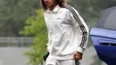Gelandang timnas sepak bola Prancis, Matteo Guendouzi, tiba untuk ambil bagian dalam persiapan tim untuk pertandingan kualifikasi UEFA Nations League mendatang di Clairefontaine-en-Yvelines pada 7 Oktober 2024. (FRANCK FIFE/AFP)