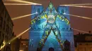Pemandangan saat Gereja Katedral Saint-Jean dihiasi cahaya lampu bertema Evolutions untuk persiapan Festival of Lights (Fete des Lumieres) di pusat Kota Lyon, Prancis (7/12). Lampu tersebut merupakan karya seniman Yann Nguema. (Reuters/Emmanuel Foudrot)