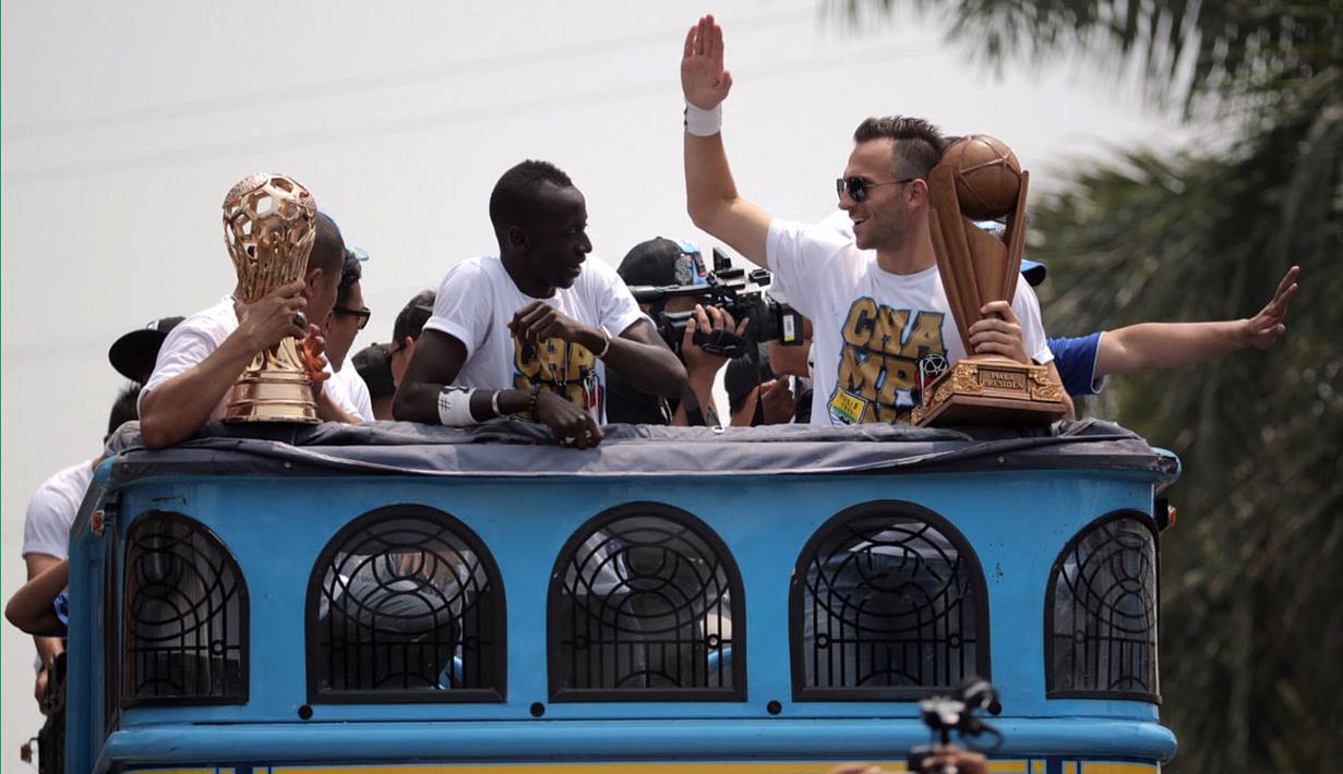 Pemain Persib, Ilija Spasojevic (kanan) dan Makan Konate diatas Bus Bandung Tour on Bus (Bandros) dalam Pawai Persib Juara Piala Presiden saat start dari Kota Baru Parahyangan, Bandung, Minggu (25/10/2015). (Bola.com/Nick Hanoatubun)