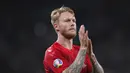 Bek Denmark, Simon Kjaer memberikan tepuk tangan kepada pendukungnya  usai pertandingan melawan Inggris pada semifinal Euro 2020 di stadion Wembley di London, Kamis (8/7/2021). Inggris menang atas Denmark dengan skor 2-1. (Laurence Griffiths/Pool Photo via AP)