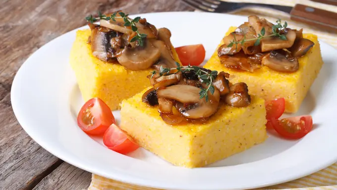 Resep Polenta Panggang dengan Topping Sayur Mediterania, Menu Pelengkap Sehat untuk Hari Raya