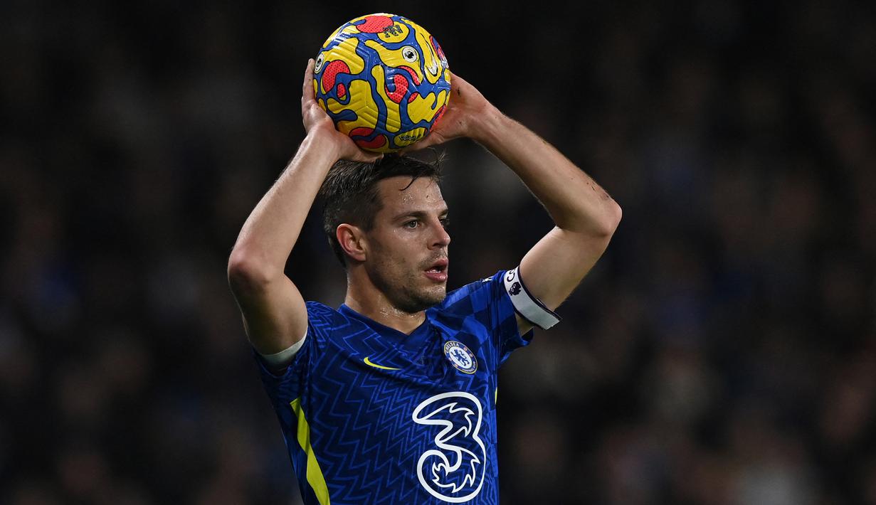 Cesar Azpilicueta. Bek kanan Spanyol berusia 32 tahun ini telah 10 musim memperkuat Chelsea sejak didatangkan dari Marseille pada awal musim 2012/2013. Total telah tampil 455 kali di semua ajang dengan torehan 14 gol dan 56 assist. (AFP/Glyn Kirk)