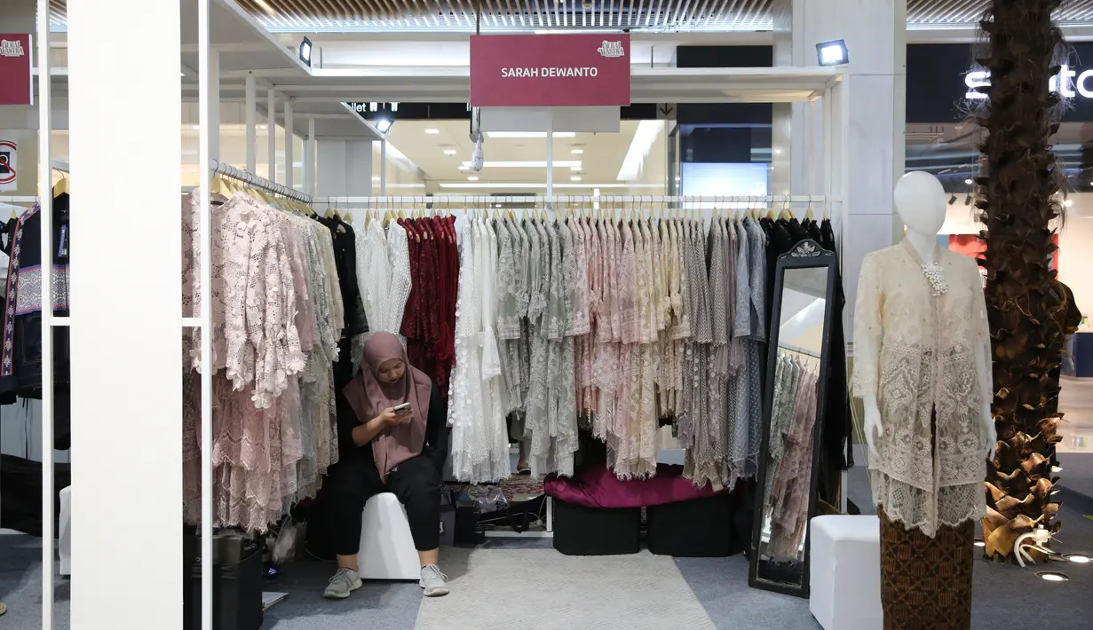 Sarah Dewanto menyediakan produk fashion untuk kalangan menengah ke atas dan menengah ke bawah. Selain busana, ada juga aksesori, sepatu, dan clutch. [Adrian Putra/Fimela]