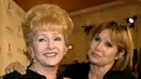 Debbie Reynolds merupakan ibu dari Carrie yang kini berusia 84 tahun. Peduli dengan kondisi anaknya saat ini, Debbie memberikan informasi terbaru kepada para fansnya lewat unggahan di Twitternya. (AFP/Bintang.com)