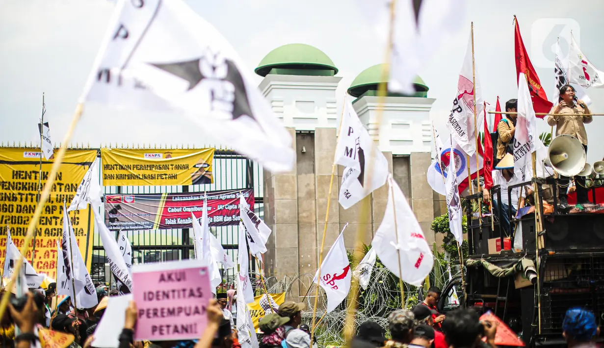 Sejumlah elemen masyarakat yang tergabung dalam buruh dan petani menggelar aksi di depan Gedung DPR, Jakarta, Selasa (27/9/2022). Dalam aksi mereka menuntut dan menyampaikan aspirasi kepada pemerintah untuk melakukan evaluasi menyeluruh dan meminta pertanggungjawaban Presiden RI atas penyimpangan terhadap Konstitusionalisme Agraria yang menjadi mandat UUD 1945 dan UUPA 1960. (Liputan6.com/Faizal Fanani)