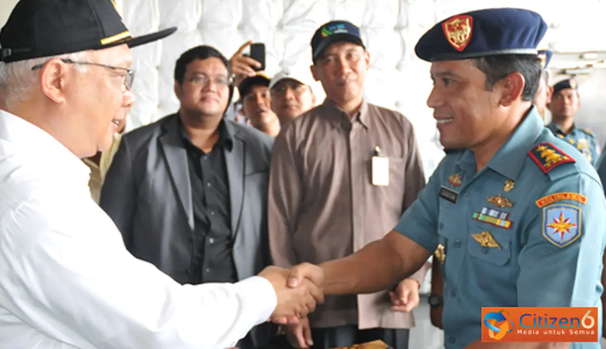 Citizen6, Tanjung Priok: Ekspedisi Bhakesra yang telah melaksanakan kegiatan pelayaran sekitar satu bulan ke pulau-pulau terluar dan terpencil  dengan KRI Banda Aceh-593 tiba di dermaga Kolinlamil, Tanjung Priok Jakarta Utara, Rabu (26/9). (Pengirim: Disp