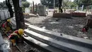 Pekerja menyelesaikan proyek Taman Aspirasi Monas di seberang Istana Presiden, Jakarta, Kamis (2/6).  Taman seluas 1000 meter persegi ini dilengkapi bangku, lampu penerangan, dan kutipan bijaksana dari pahlawan nasional. (Liputan6.com/Faizal Fanani)