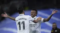 Pemain Real Madrid, Eder Militao (kanan), merayakan gol yang dicetaknya bersama Marco Asensio dalam laga jornada 30 La Liga Spanyol melawan Celta Vigo di Santiago Bernabeu, Minggu (23/4/2023) dini hari WIB. (AP Photo/Manu Fernandez)