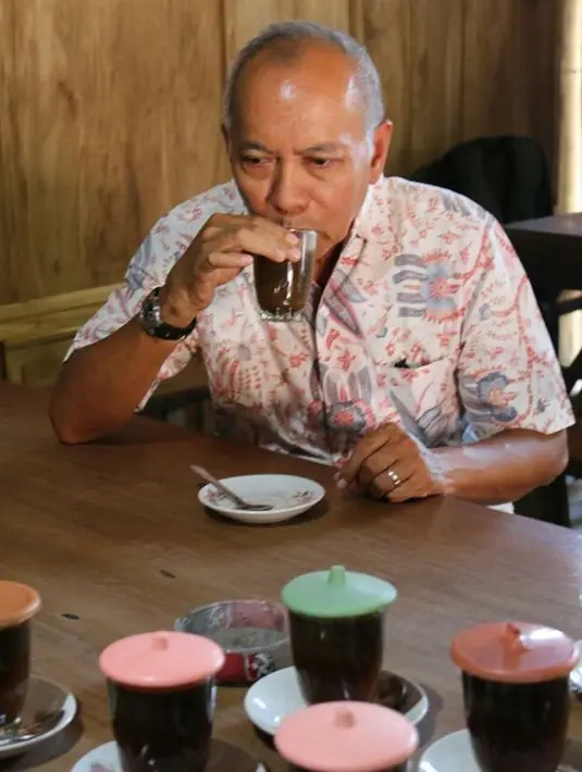 Pakar kuliner Bondan Winarno 'Maknyus' saat menikmati kopi santan khas Blora di Jepangrejo. Bondan wafat pada usia 67 tahun di Rumah Sakit Harapan Kita, Jakarta. (Intagram/maknyusbw)