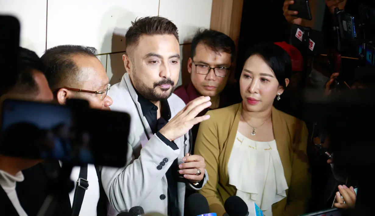 Setelah melaporkan suami terkait KDRT, terungkap bahwa Rizal Djibran telah menggugat cerai Maesarah Nurzaka alias Sarah. Aktor laga itu melayangkan gugatan cerai saat usia pernikahannya masuk bulan ke-9 atau bulan November. Menurut kuasa hukum Rizal, gugatan di layangkan karena sudah tidak ada kecocokan. [Foto: KapanLagi.com/Muhammad Akrom Sukarya]